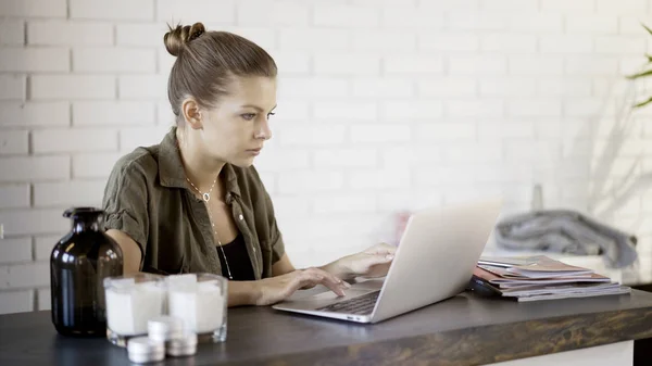 Una giovane ragazza seria freelance sta lavorando a casa — Foto Stock