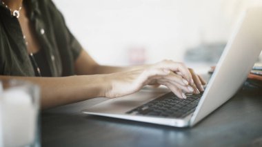 Kadın el ile bir laptop evde yakın çekim