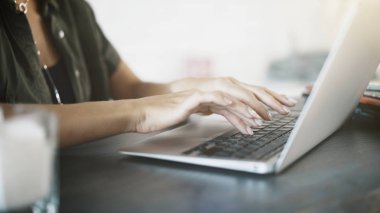 Kadın el ile bir laptop evde yakın çekim