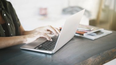 Kadın el ile bir laptop evde yakın çekim