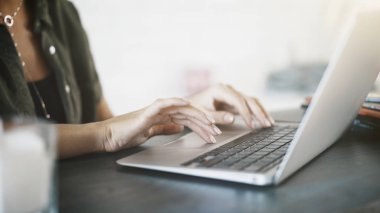 Kadın el ile bir laptop evde yakın çekim