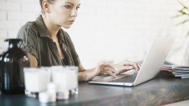 Evde bir dizüstü bilgisayar ile çalışan bir genç kadın Yöneticisi kırpılmış görüntü