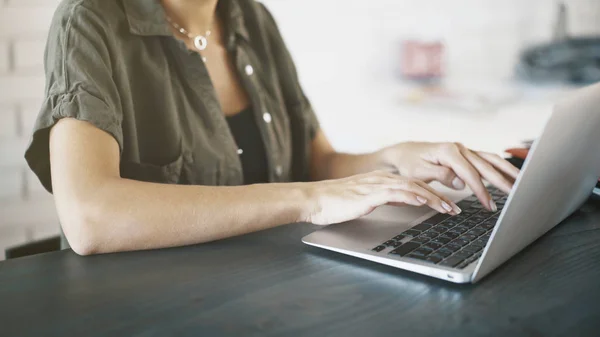 Nahaufnahme weißer Frauenhände, die auf einem Laptop liegen — Stockfoto