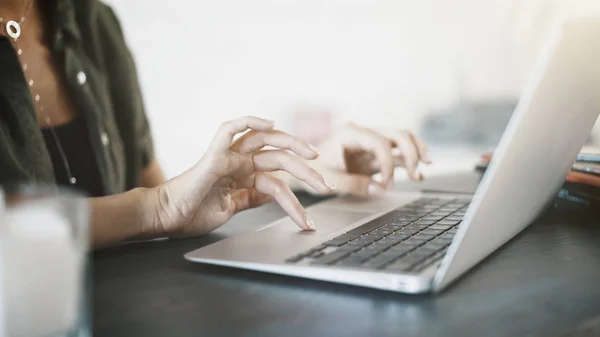 Nahaufnahme von Frauenhänden mit einem Laptop zu Hause — Stockfoto