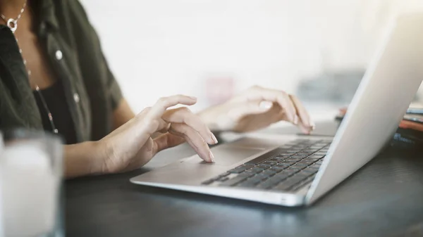 Nahaufnahme von Frauenhänden mit einem Laptop zu Hause — Stockfoto