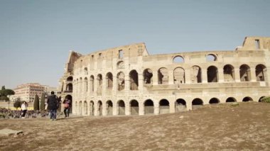 Roma - 20 Şubat: Turist ziyaret Colosseum, pan atış, 20 Şubat 2018