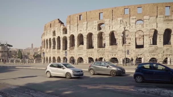 Rom - 20. Februar: kolosseumartiges flavisches Amphitheater, Verkehrsschilder, Autos und Menschen — Stockvideo