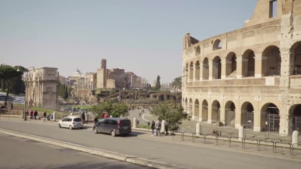 Rzym - lut 20: Koloseum, znaki drogowe, samochody i turystów, pan strzał — Wideo stockowe