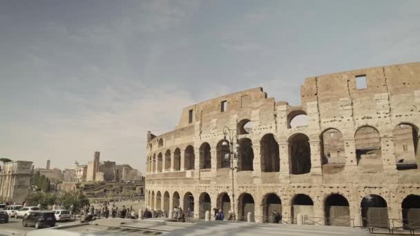 Rome - 20 Feb: Toeristen in de buurt van Colosseum Coliseum, pan schot, februari 20, 2018 — Stockvideo