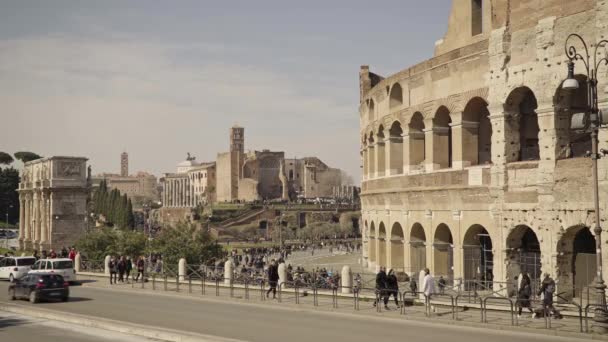 Ρώμη - 20 Φεβ: Τουρίστες κοντά στο Κολοσσαίο μιας χειμερινής μέρας — Αρχείο Βίντεο