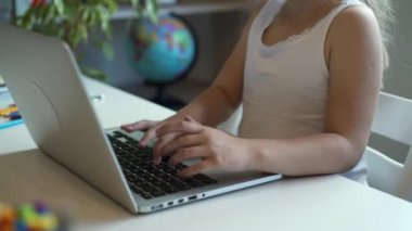 Onun odasına dizüstü bilgisayarda yazarak tanınmayan küçük kız