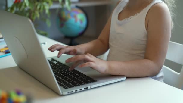 Αγνώριστος κοριτσάκι που χρησιμοποιούν φορητό υπολογιστή στο δωμάτιό της — Αρχείο Βίντεο