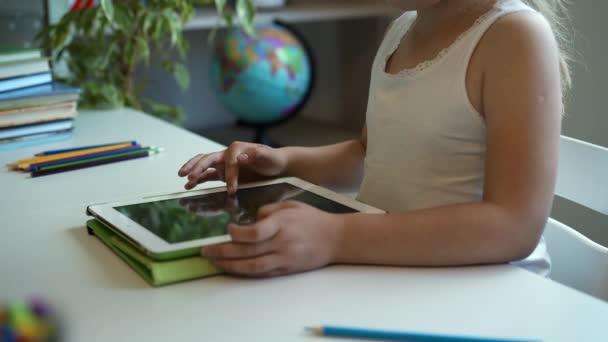 Невпізнавана дівчинка використовує планшет у своїй кімнаті — стокове відео