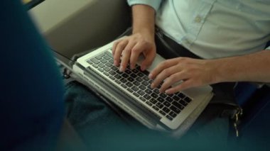 Tanınmayan işadamı s biniyor iken bir tren, üstten görünüm yazarak eller