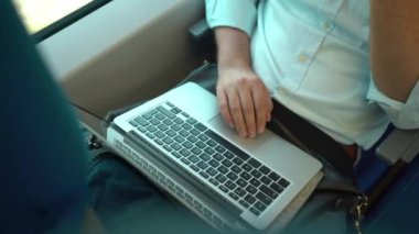 O biniyor iken bir tren, üstten görünüm işadamı s istimal onun laptop eller.