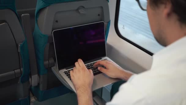 Pengusaha menggunakan laptopnya dalam perjalanan untuk bekerja di kereta — Stok Video