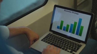 Grafikler üzerinde diz üstü bir tren eğitim işadamı