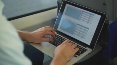 İşadamı bir tren onun laptopunda tablolarla çalışma