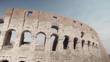 Roma Colosseum kalıntıları. Araçlar ve insanlar, pan çekim