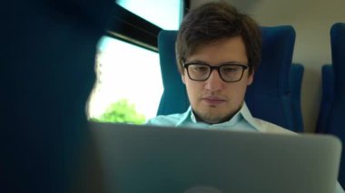 Diz üstü treniyle genç işadamı