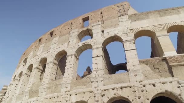 Руины римского Колизея. Транспортные средства и люди, слева направо кадр — стоковое видео