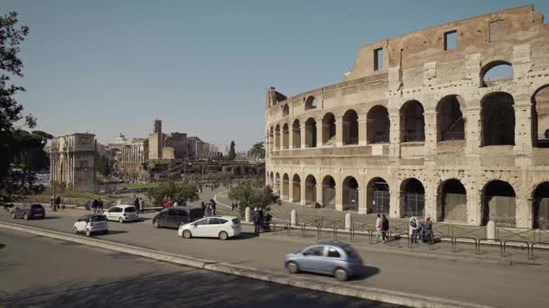 Ρώμη - 20 Φεβ: Οχήματα και τουρίστες κοντά το Ρωμαϊκό Αμφιθέατρο Φλαβίων Κολοσσαίο — Αρχείο Βίντεο