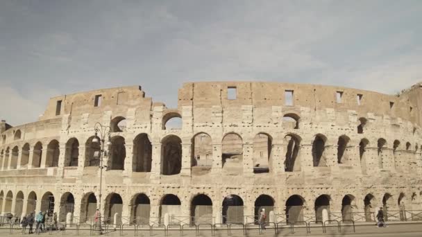 Roma - 20 Şubat: Kalıntıları Roma Colosseum. Araçlar ve insanlar, pan çekim — Stok video