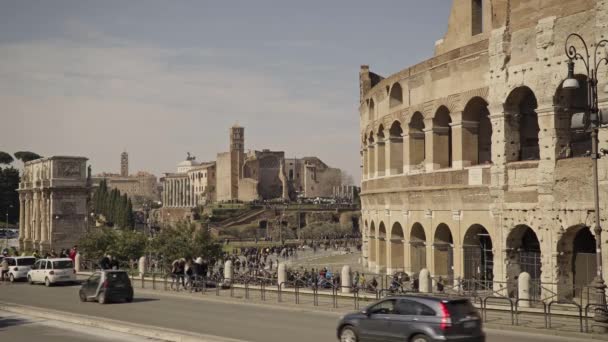 Rom - 20. Februar: Ruinen des römischen Kolosseums. Fahrzeuge, Lastwagen und Menschen — Stockvideo
