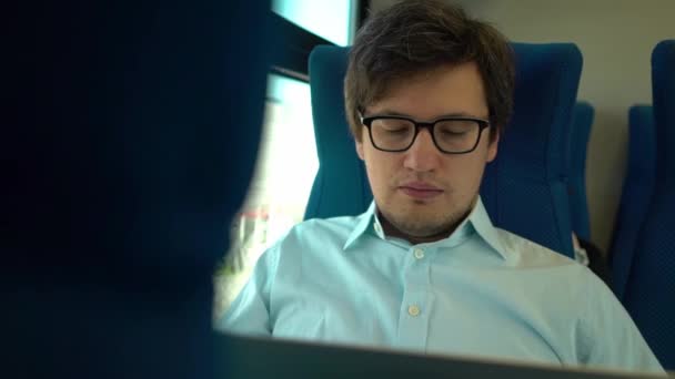 Jeune homme d'affaires dormant dans le train — Video