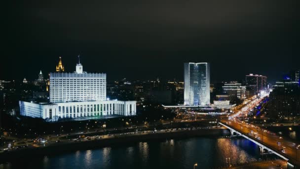 Het huis van de regering van de Russische Federatie, zomeravond — Stockvideo