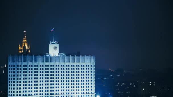 La Maison du Gouvernement de la Fédération de Russie, nuit d'été, drapeau — Video