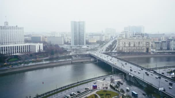 MOSCÚ - 23 NOV: La Casa del Gobierno de Rusia, día de lluvia de la bandera — Vídeos de Stock