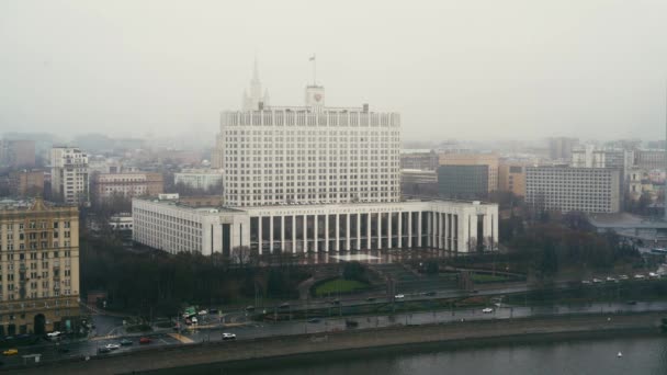 Het huis van de regering van de Russische Federatie, regenachtige dag — Stockvideo