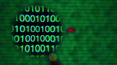 Sıfırlar ve birler, yeşil, bitcoin kelime Büyüteç hareketli soldan sağa