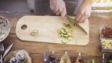 Erkek ocaklar eller kesim salatalık ahşap pişirme tahtası