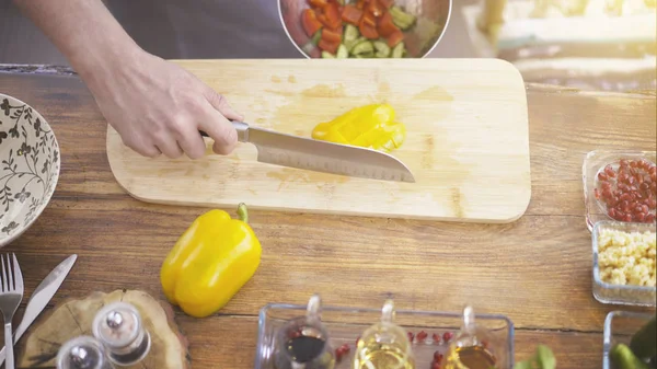 Manliga händer ibruktagande en tallrik gul paprika — Stockfoto