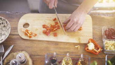 Erkek el bir kırmızı biber yemek bir gemide Dilimleme