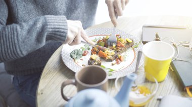 A yakın çekim bir plaka üzerinde bir parça ekmek güveç salata