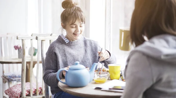 Una joven linda y sonriente mujer comiendo ensalada en un café — Foto de Stock