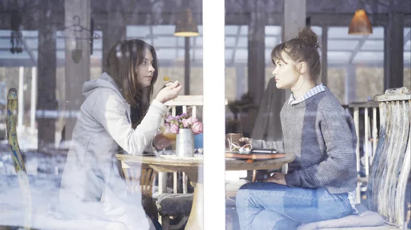 Dos amigas se reúnen en un café para hablar — Foto de Stock