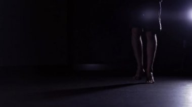 Adam s bacaklar karanlık bir spor salonu, yavaş mo ip atlama