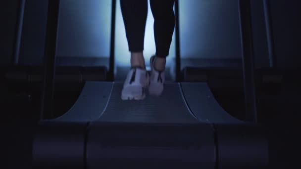 Patas de mujer en zapatillas blancas en cinta de correr, cámara lenta — Vídeos de Stock