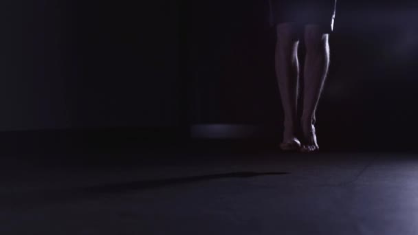 Adam s bacaklar bir spor salonunda ip atlama atış pan — Stok video