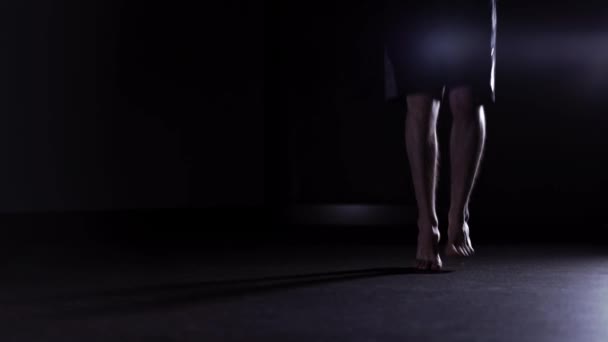 Ο άνθρωπος τα πόδια s σχοινάκι σε ένα σκοτεινό γυμναστήριο — Αρχείο Βίντεο