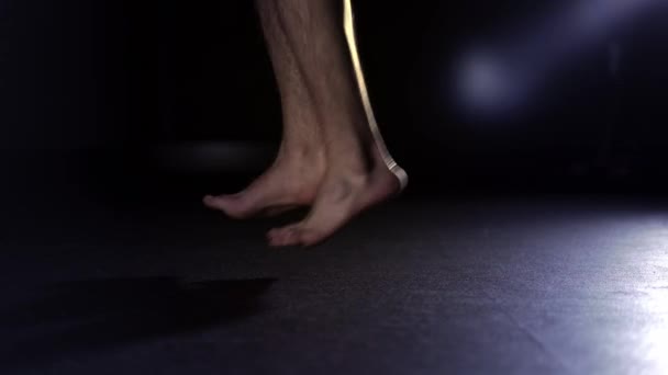 Вид збоку чоловіка ноги пропускають мотузку в спортзалі — стокове відео