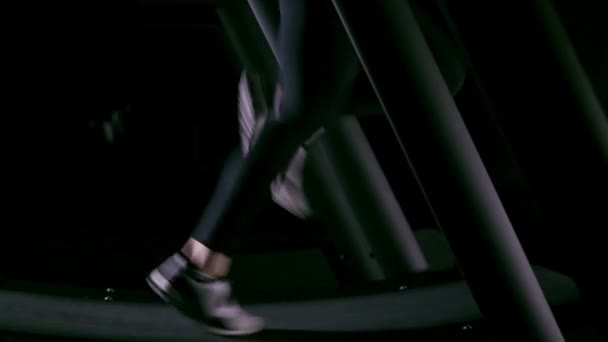 Žena s nohy v bílých teniskách na běžící pás, boční pohled — Stock video