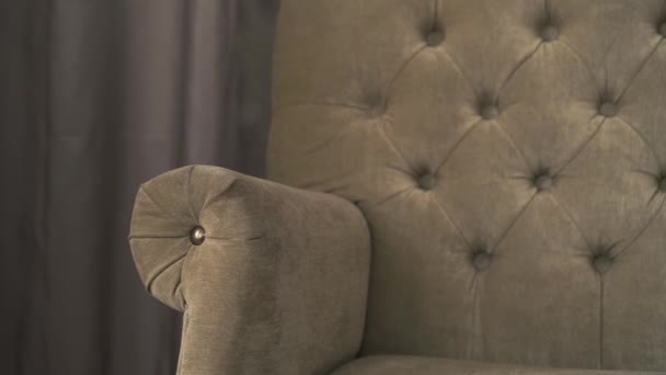 Pan shot van een vintage fauteuil — Stockvideo