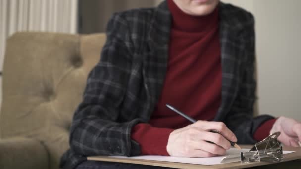 Mujer Joven Irreconocible Rojo Negro Sentado Sillón Escritura Izquierda Derecha — Vídeo de stock