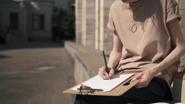 Felismerhetetlen fiatal nő írás kívül ceruzával — Stock videók