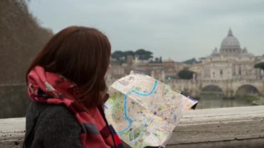 Harita Castel Sant Angelo ve Vatikan yakınındaki bakarak çekici kadın turist